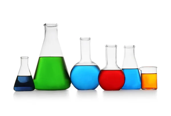 Verrerie de chimie avec des échantillons de couleur isolés sur blanc — Photo