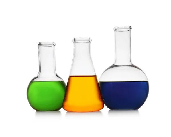 Cristalería química con muestras de color aisladas en blanco —  Fotos de Stock
