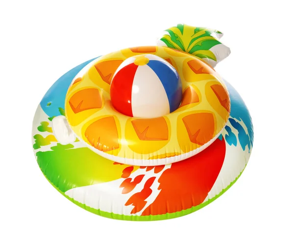 Beyaz arka plan üzerinde plaj topu ile farklı parlak şişme halkalar. Yaz tatilleri — Stok fotoğraf