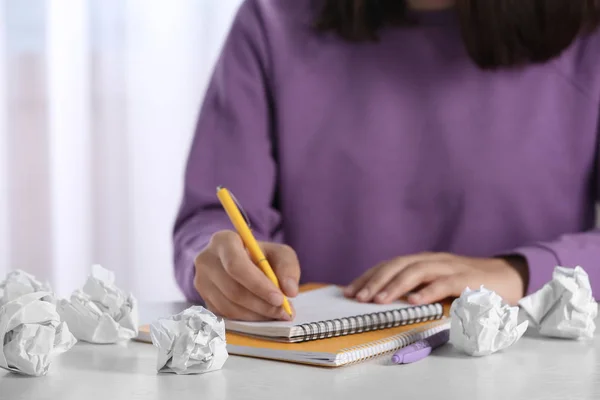 Kobieta pracuje przy stole z zmięty papier, zbliżenie. Generowanie idei — Zdjęcie stockowe