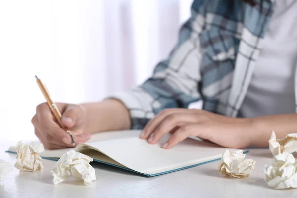 Vrouw werkt aan tafel met gekreukt papier, close-up. Idee genereren — Stockfoto