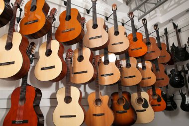 Müzik mağazasında farklı gitarların satırları, düşük açı görünümü