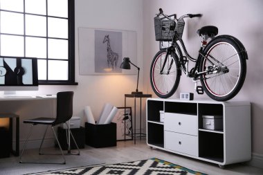 Modern bisiklet ile şık odası iç. Yenilikçi tasarım
