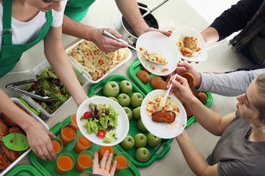 Gönüllüler kapalı yoksul insanlar için yiyecek hizmet veren, yukarıdan görünümü