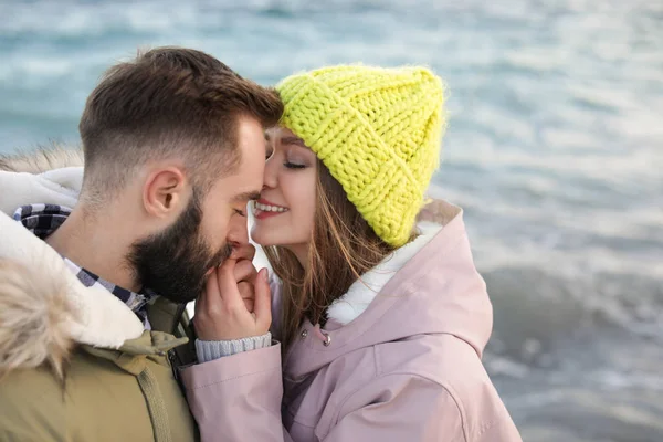 Casal jovem encantador perto do mar. Espaço para texto — Fotografia de Stock