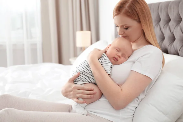 Mutter mit schlafendem Baby im Schlafzimmer — Stockfoto