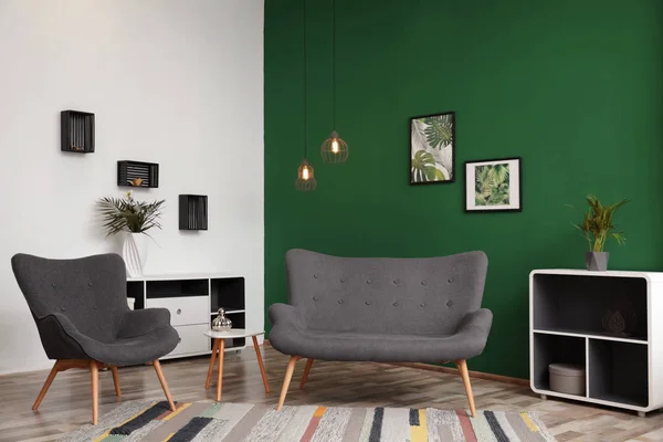 Living modern interior canapea elegantă lângă peretele verde — Fotografie, imagine de stoc