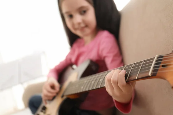 Dziewczynka gra na gitarze w domu, zbliżenie. Nauka nut — Zdjęcie stockowe