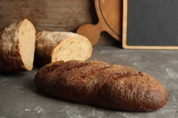 Brood van vers roggebrood op grijze tafel — Stockfoto