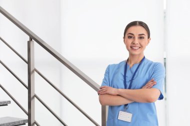 Hastanede genç hemşirenin portresi. Tıbbi asistan