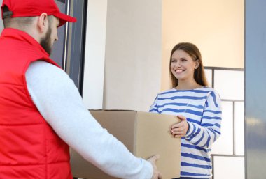 Parsel teslimat hizmeti kurye kapalı alan kadın