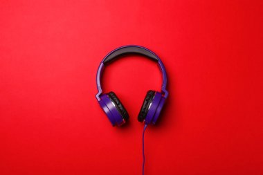 Renkli arka planda şık modern kulaklıklar, üst görünüm
