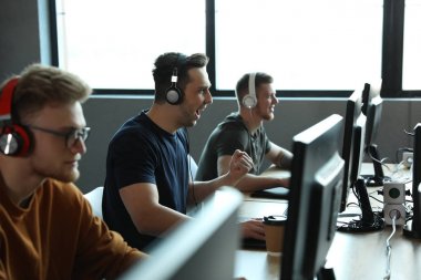 Erkekler internet kafede video oyunları oynuyor