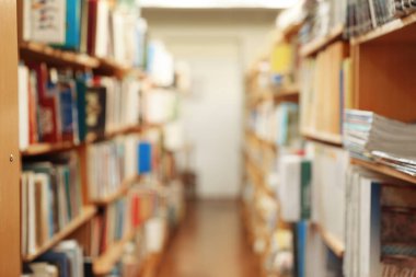 Kütüphanede kitap olan dolapların bulanık görünümü