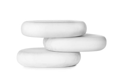 beyaz zemin üzerine spa taş yığını