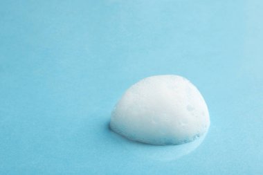 Renk arka plan üzerinde sabun köpük damla. Metin alanı