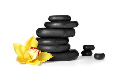Beyaz arka planda Spa taşları ve güzel orkide