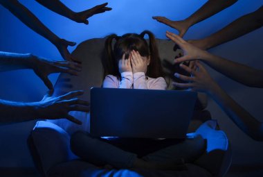 Renkli arka planda dizüstü bilgisayar ile korkmuş küçük çocuk ulaşan yabancılar. Siber tehlike