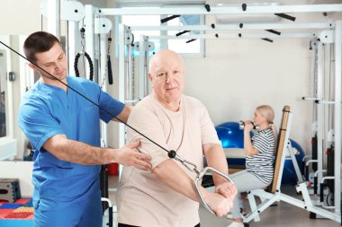 Rehabilitasyon merkezinde fizyoterapist gözetiminde egzersiz yapmak