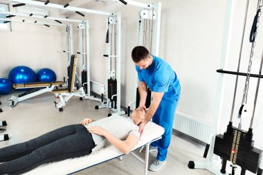 Rehabilitasyon merkezinde hastayla çalışan fizyoterapist.