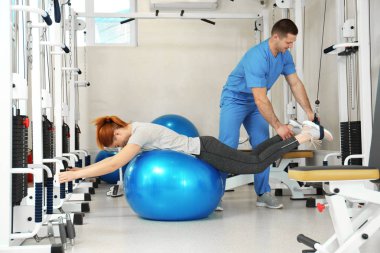 Rehabilitasyon merkezinde fizyoterapist gözetiminde egzersiz yapmak