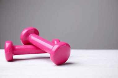 Beyaz masadaki parlak halterler, metin için alan. Ev fitness