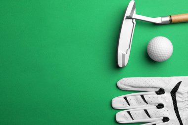 Renk arka plan üzerinde Golf Ekipmanları seti, düz yatıyordu. Metin alanı