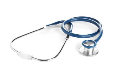 Beyaz arka planda stetoskop. Profesyonel tıbbi cihaz