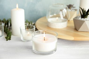 Masada aromatik mum ve bitkilerin yakılması