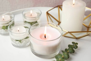 Tablo üzerinde aromatik mumlar ve okaliptüs yanma ile kompozisyon