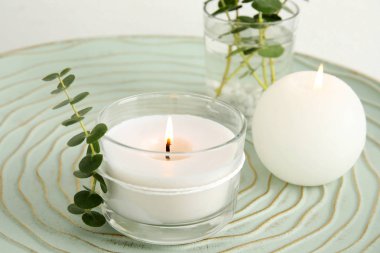 Tablo üzerinde aromatik mumlar ve okaliptüs yanma ile kompozisyon