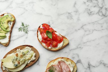 Mermer arka plan üzerinde metin için farklı lezzetli bruschettas ve alan, düz yatıyordu