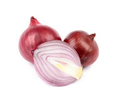 Taze bütün ve beyaz arka plan üzerinde kesilmiş kırmızı soğan