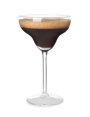 Beyaz arka planda bir bardak espresso martini. Alkol kokteyli
