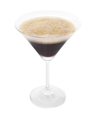 Beyaz arka planda bir bardak espresso martini. Alkol kokteyli