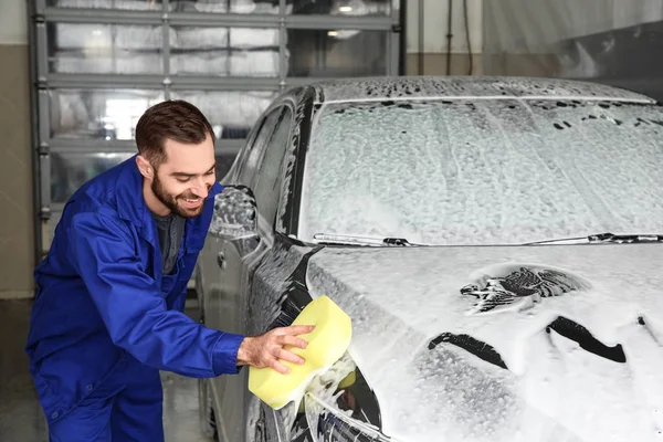 Travailleur nettoyage automobile avec éponge au lavage professionnel de voiture — Photo