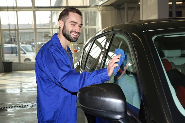 Pracovník čištění automobilové okno s hadrem na mytí aut — Stock fotografie