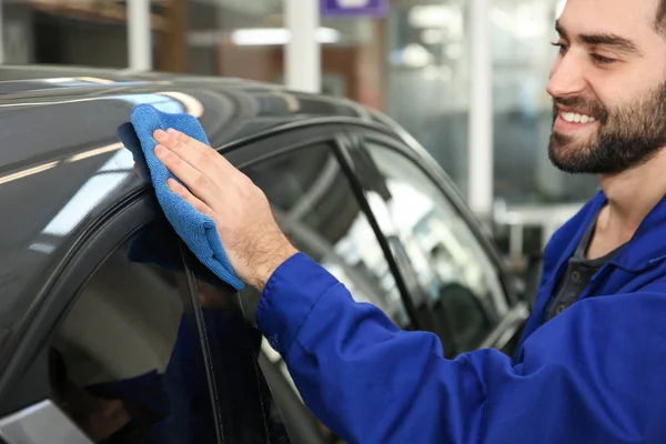 Trabalhador de limpeza automóvel com pano na lavagem de carro — Fotografia de Stock