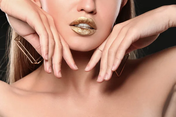 Hermosa dama con lápiz labial brillante de oro, primer plano — Foto de Stock