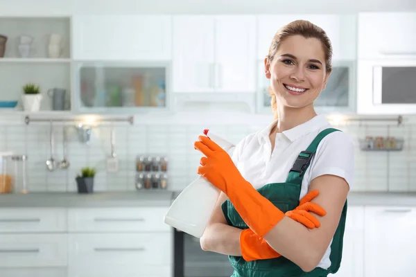 Retrato de jovem com pulverizador na cozinha. Serviço de limpeza — Fotografia de Stock