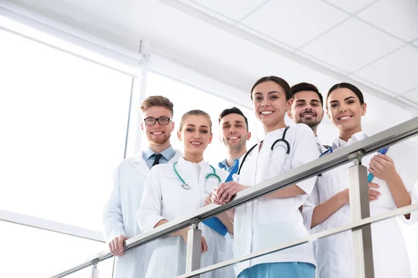 Grupo de médicos en el interior. Concepto de unidad — Foto de Stock