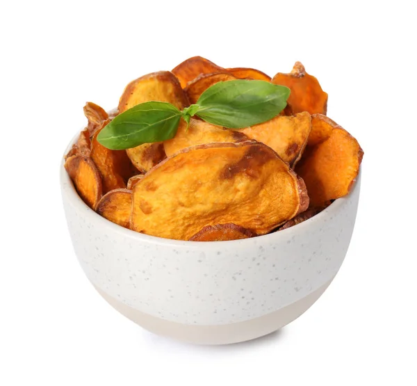 Kom zoete Aardappelchips met basilicum geïsoleerd op wit — Stockfoto