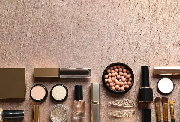 Set van met luxe make-up producten en ruimte voor tekst op kleur achtergrond, platte lay — Stockfoto