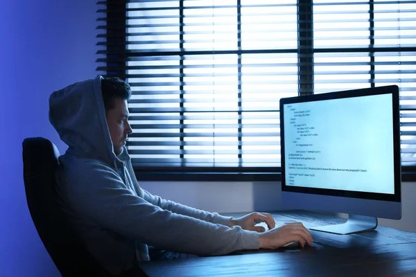 Hombre usando el ordenador en el cuarto oscuro. Delitos penales — Foto de Stock