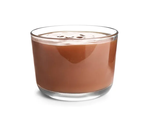 Verre de savoureuse sauce au caramel isolé sur blanc — Photo