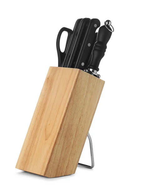 Suporte de madeira com diferentes facas isoladas em branco — Fotografia de Stock