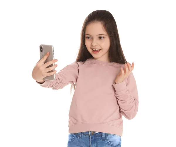 Menina usando chat de vídeo no smartphone contra fundo branco — Fotografia de Stock