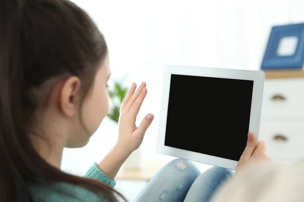 Dziewczynka korzystająca z czatu wideo na tablecie w domu. Miejsce na tekst — Zdjęcie stockowe