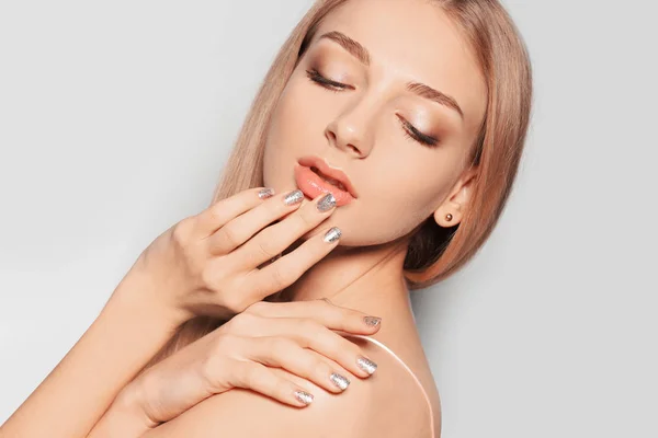 Piękna młoda kobieta z błyszczącym manicure na jasnym tle, zbliżenie. Trendy w pielęgnacji paznokci — Zdjęcie stockowe