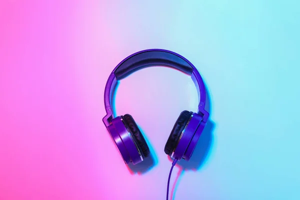 Stylische Kopfhörer auf farbigem Hintergrund, Draufsicht — Stockfoto